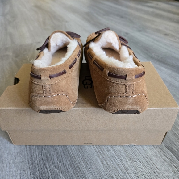 UGG  Dakota Suede Slippers - Picture 6 of 11